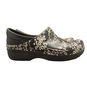 CROCS NERIA PRO II BLACK AND SILVER METALLIC GRAPHIC PRINT. SIZE 6.